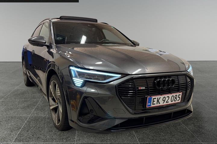 Grå Audi e-tron fra 2022