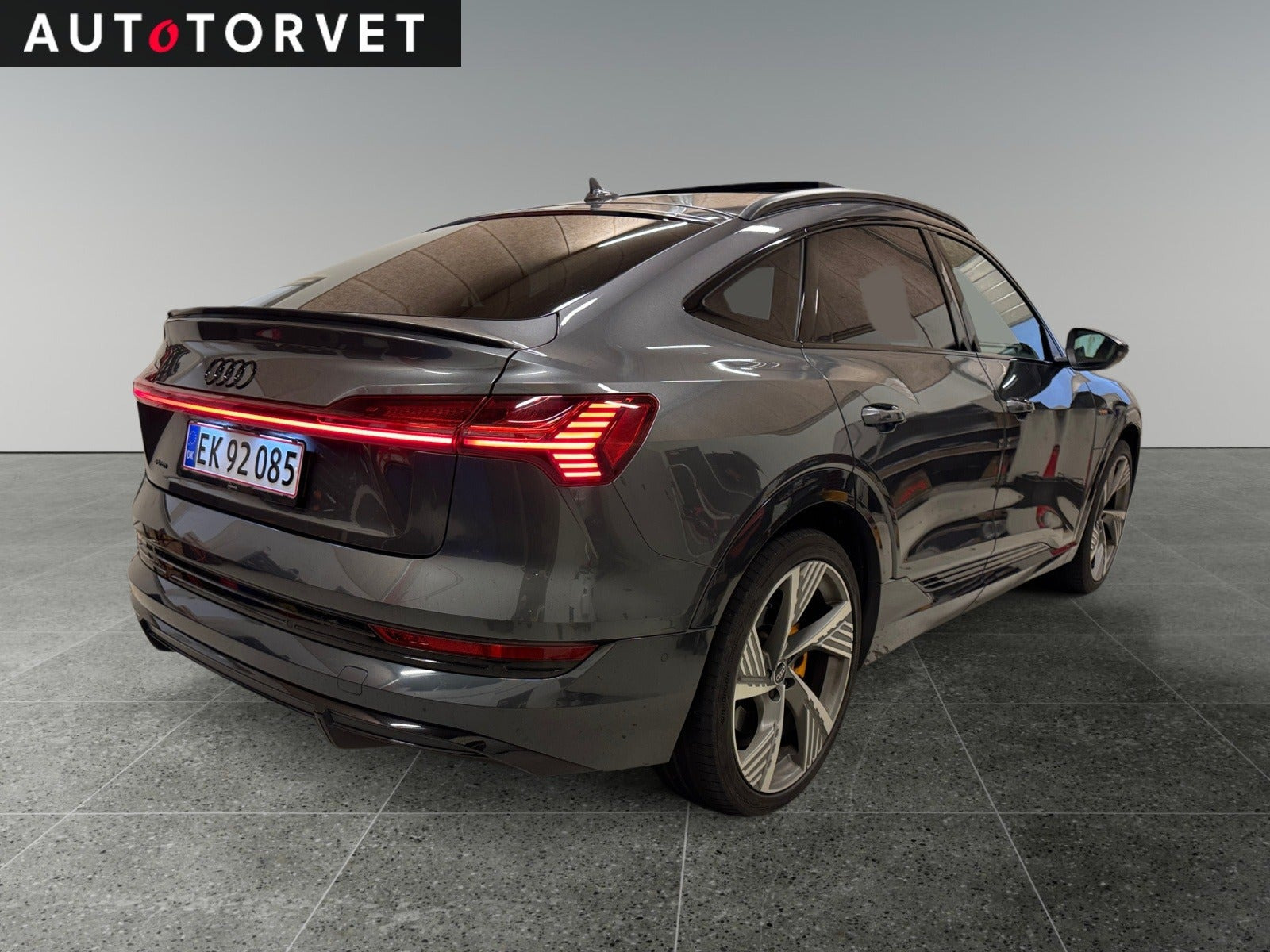 Grå Audi e-tron fra 2022