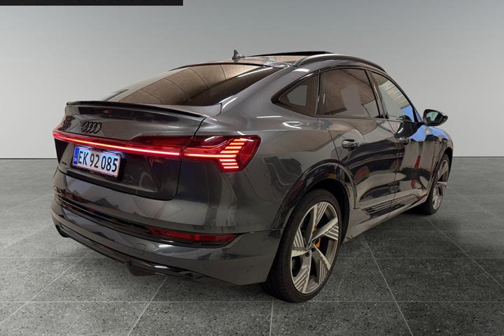 Grå Audi e-tron fra 2022