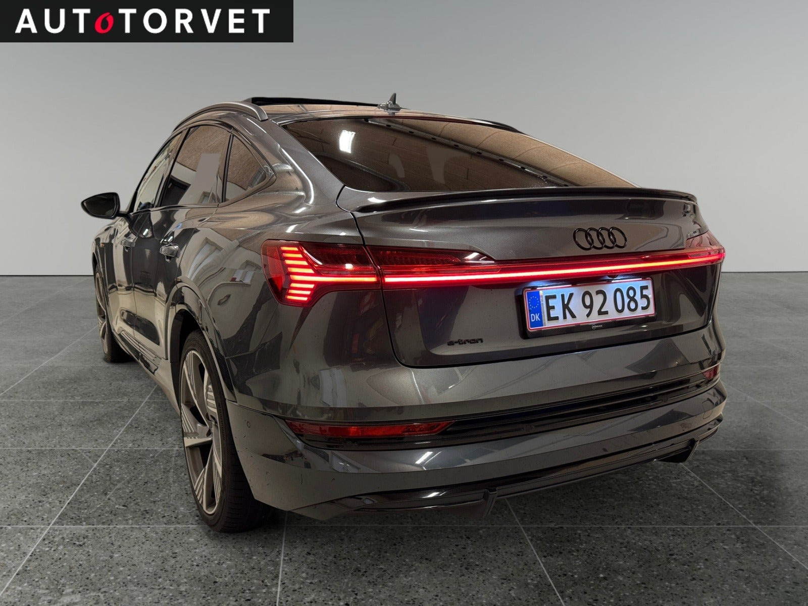 Grå Audi e-tron fra 2022