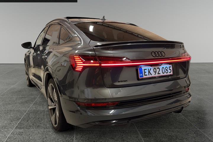 Grå Audi e-tron fra 2022