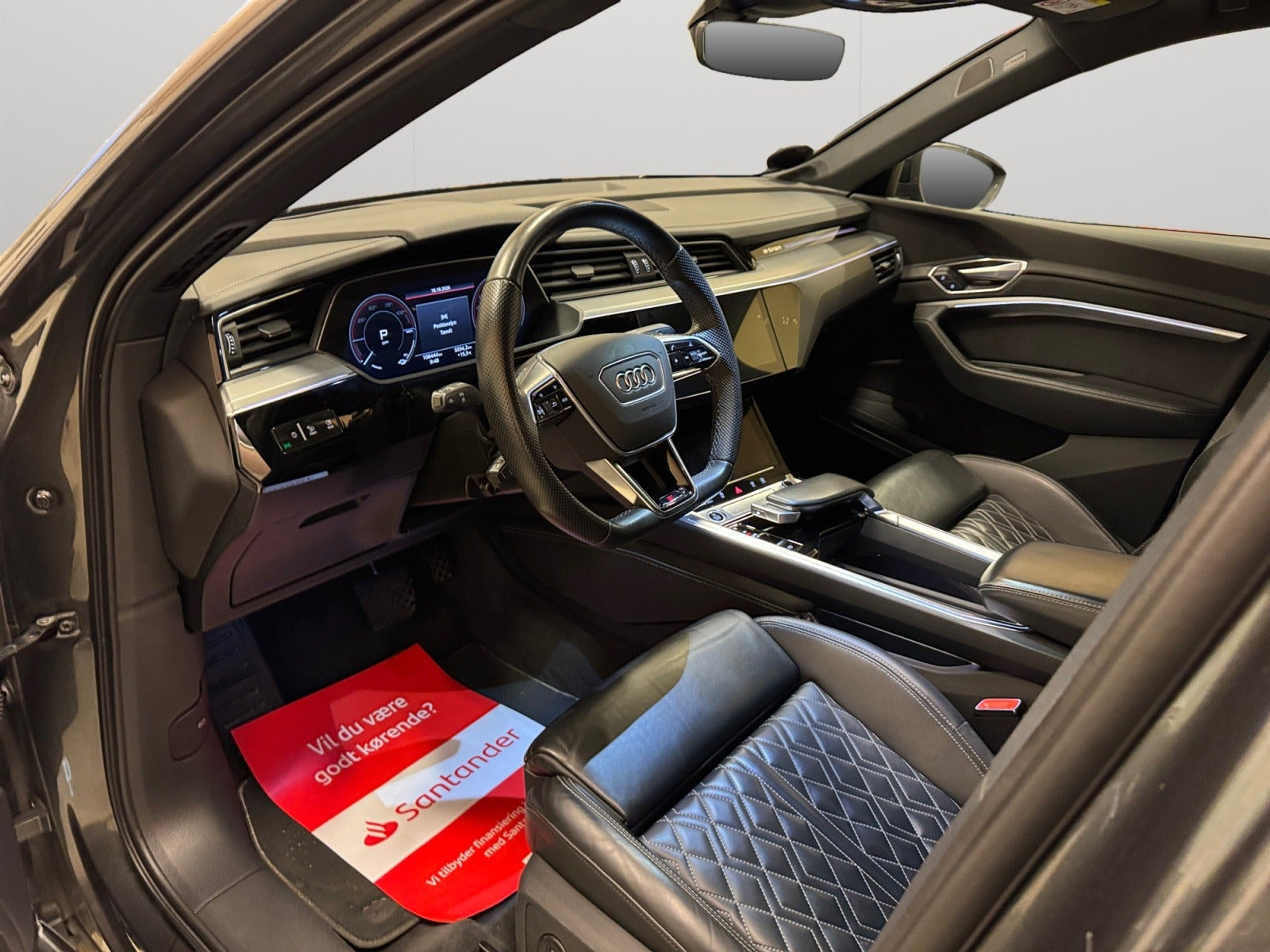 Grå Audi e-tron fra 2022