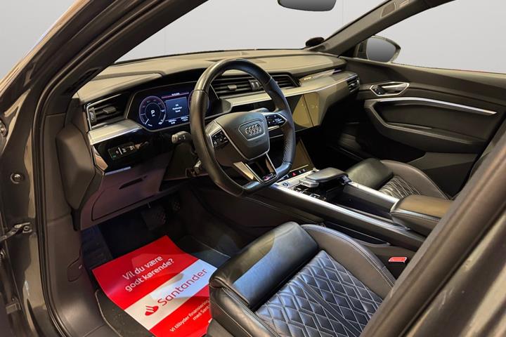 Grå Audi e-tron fra 2022