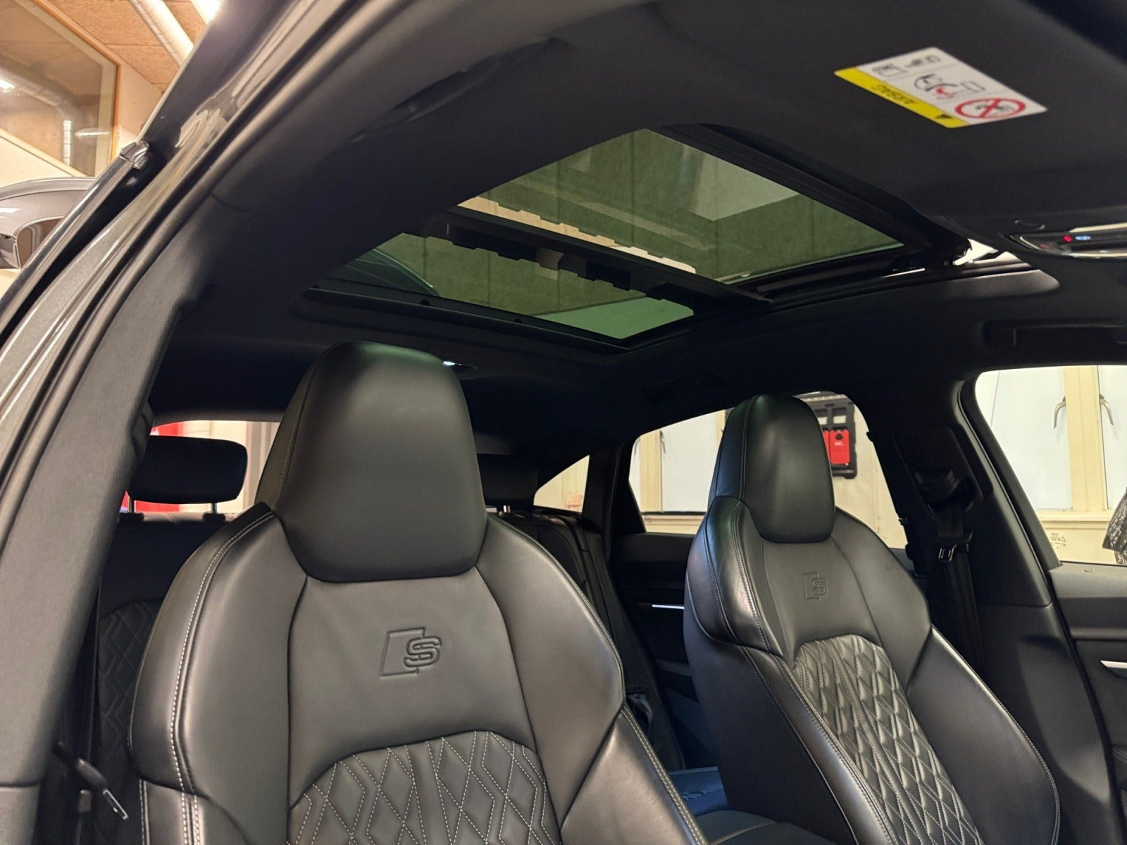 Grå Audi e-tron fra 2022