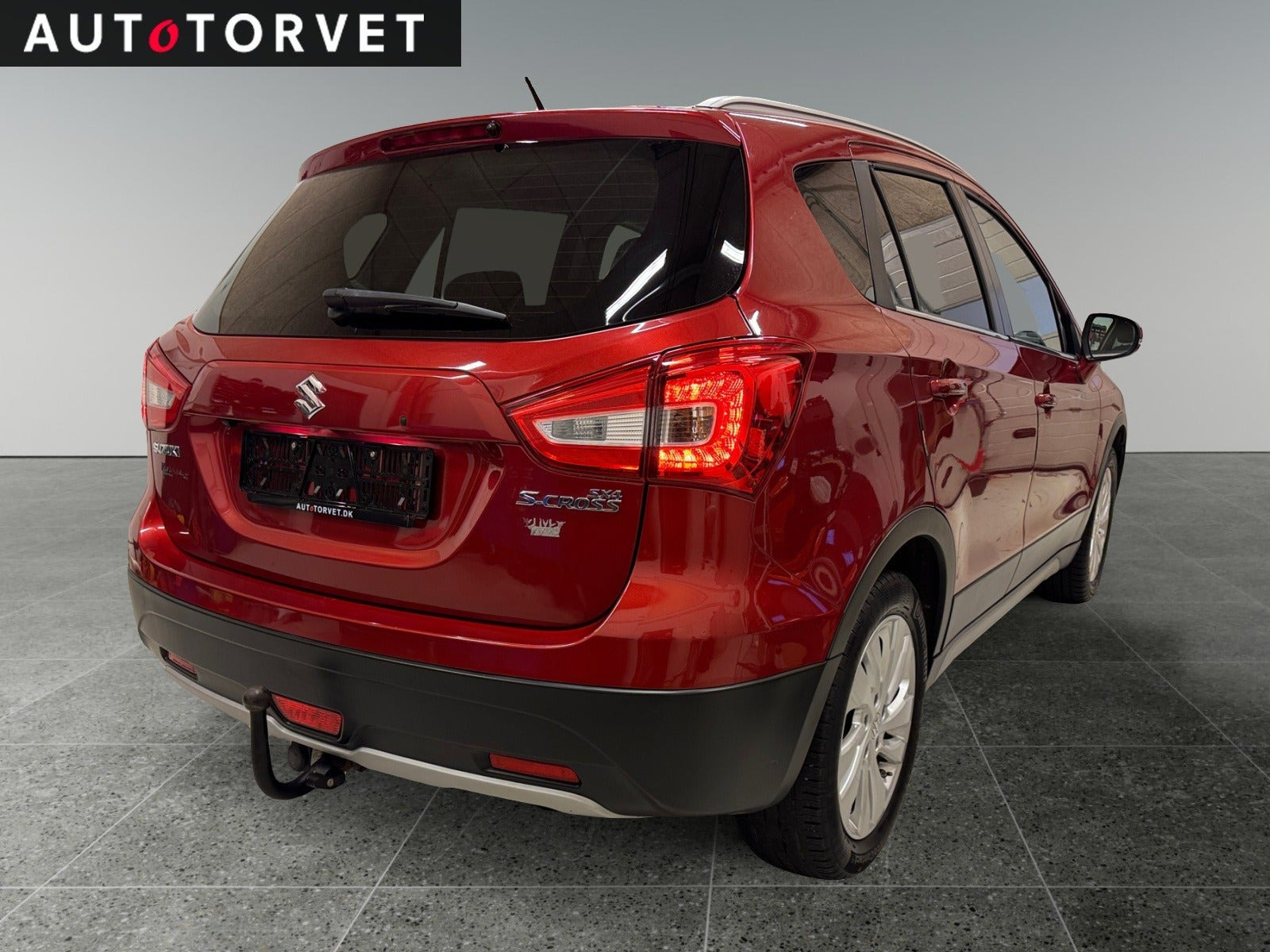 Rød Suzuki S-Cross fra 2016