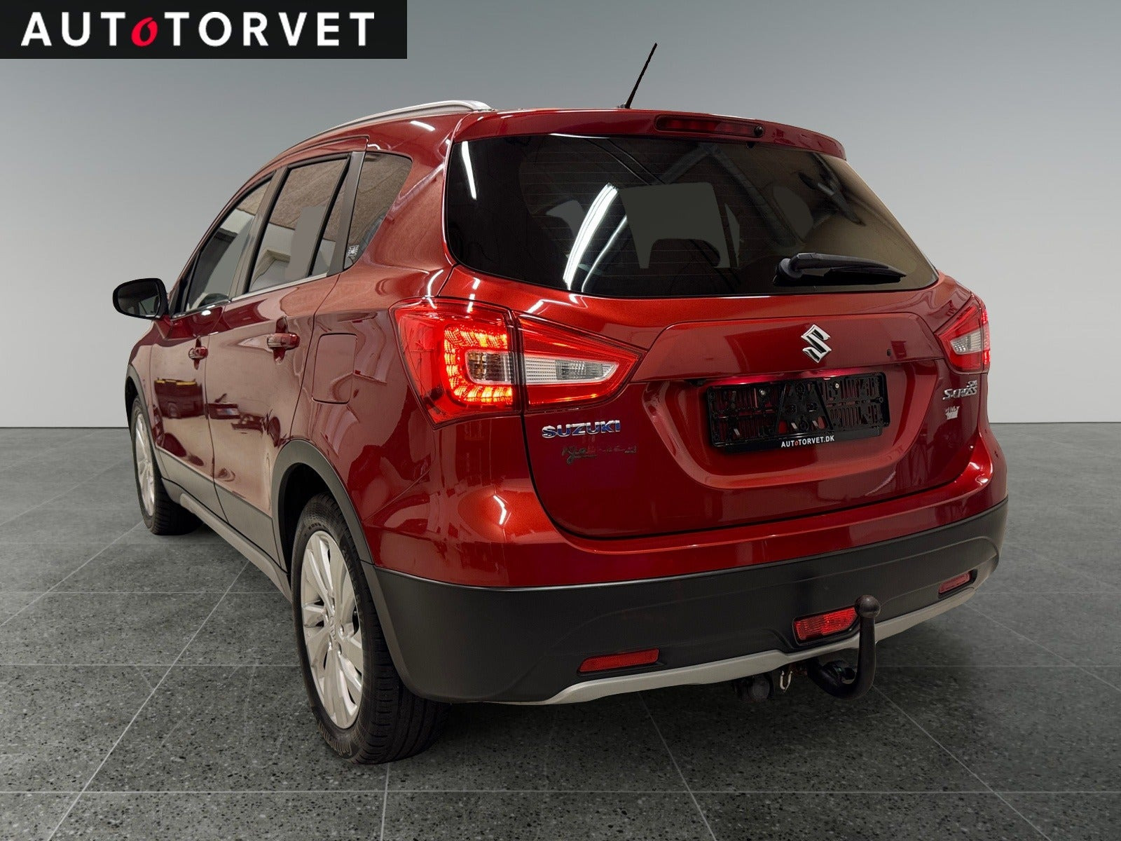 Rød Suzuki S-Cross fra 2016