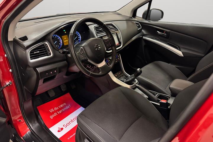 Rød Suzuki S-Cross fra 2016