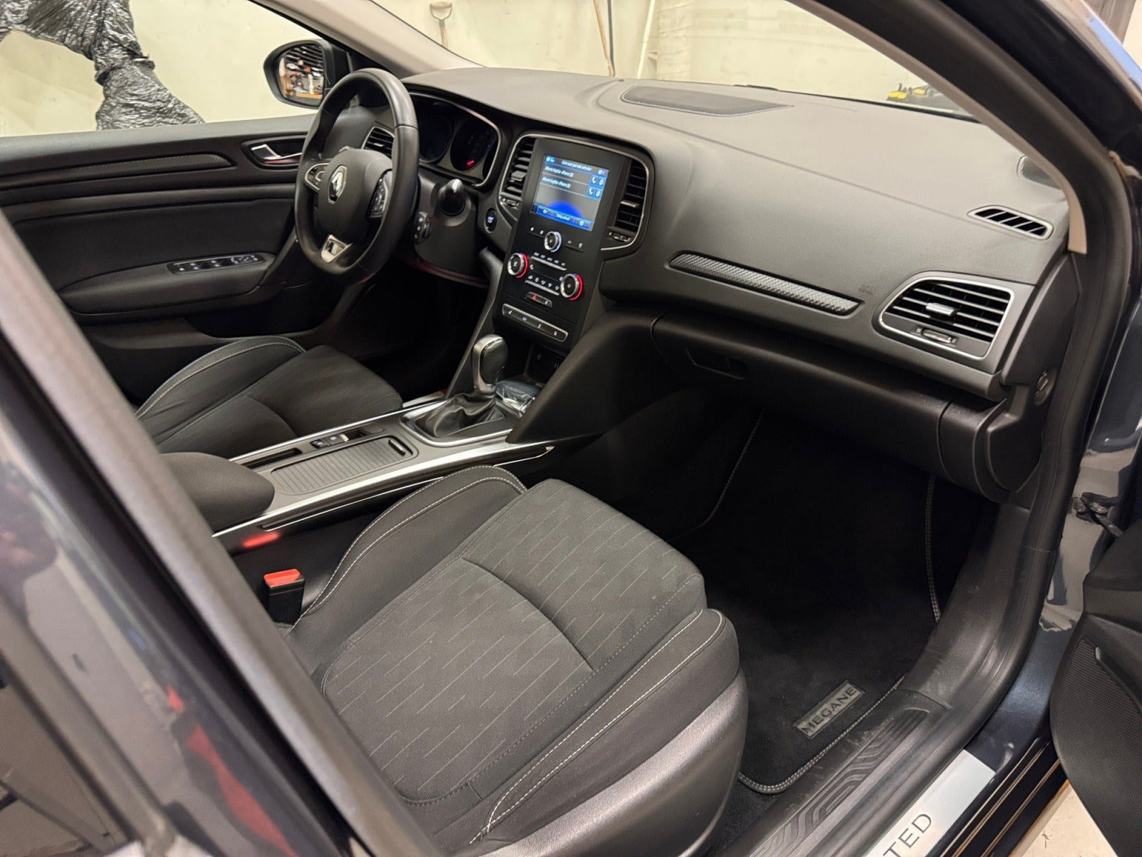 Grå Renault Megane IV fra 2019
