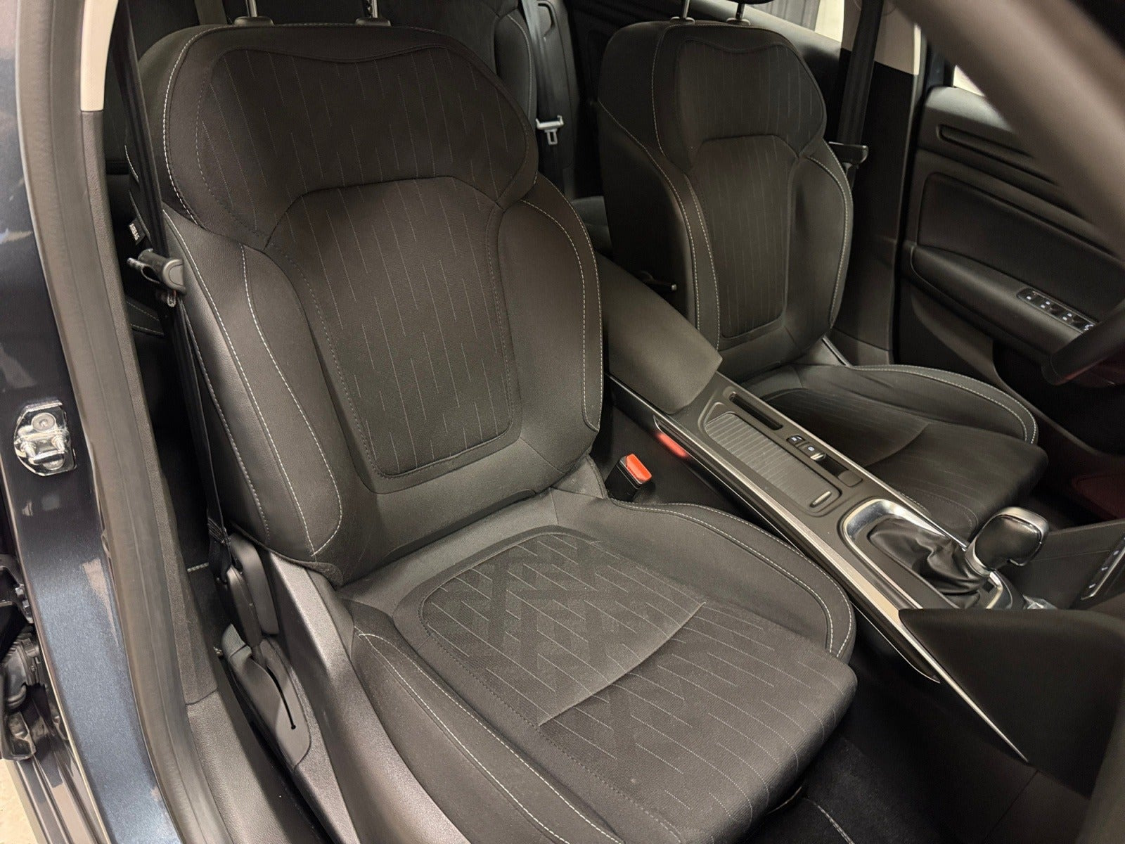 Grå Renault Megane IV fra 2019