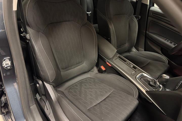 Grå Renault Megane IV fra 2019