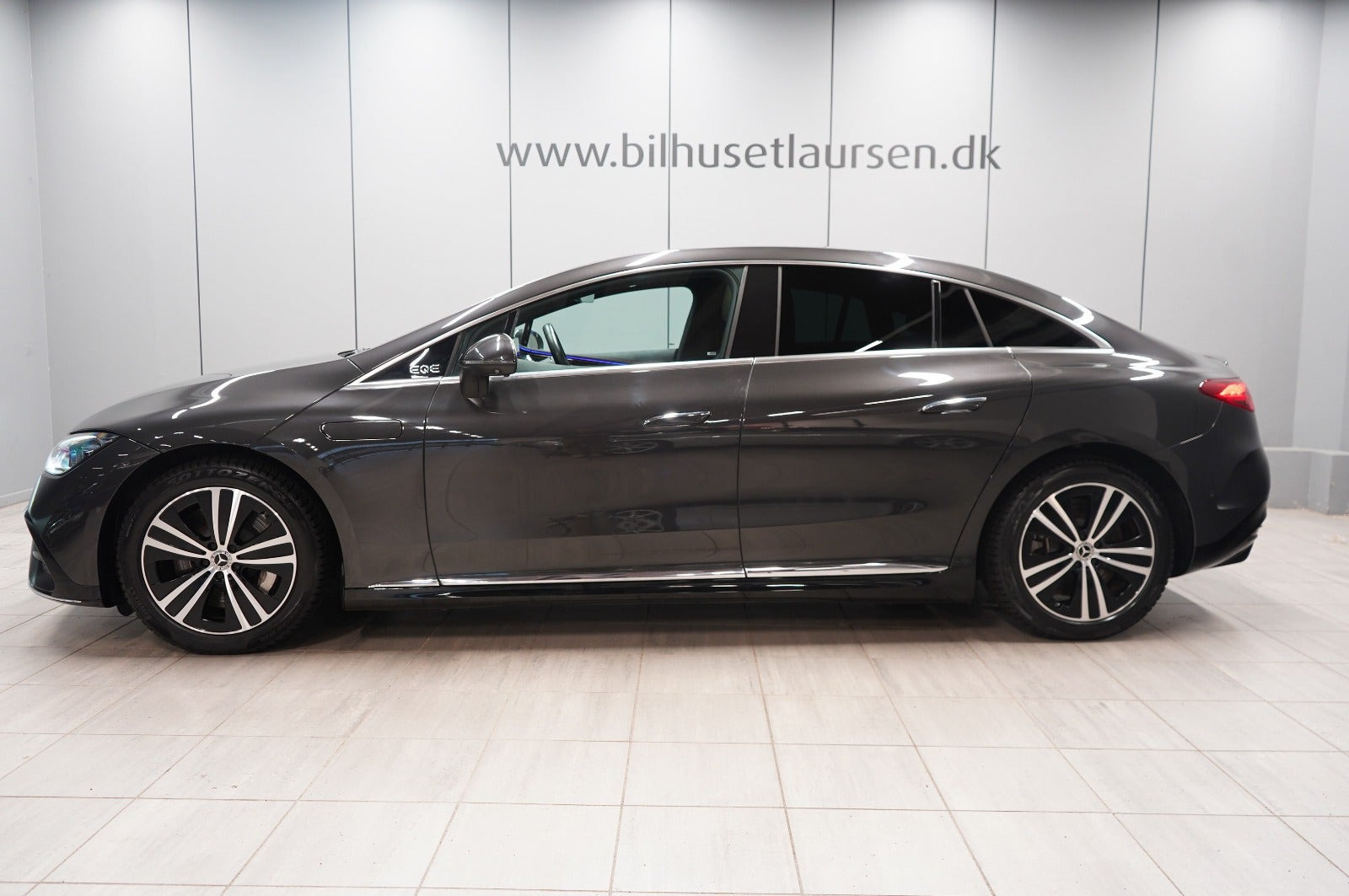 Sort Mercedes EQE350 fra 2024