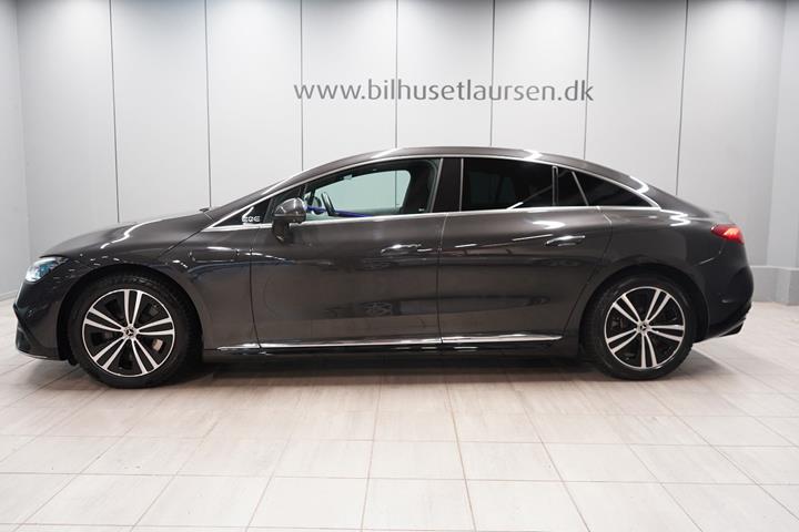 Sort Mercedes EQE350 fra 2024
