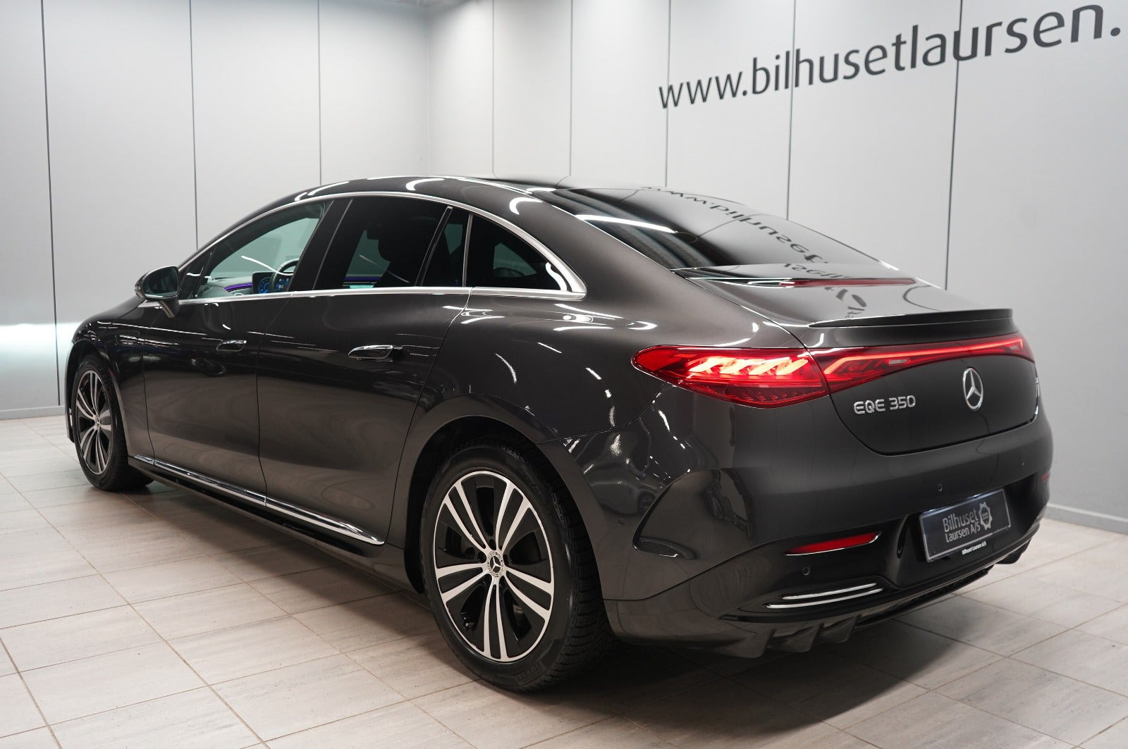 Sort Mercedes EQE350 fra 2024
