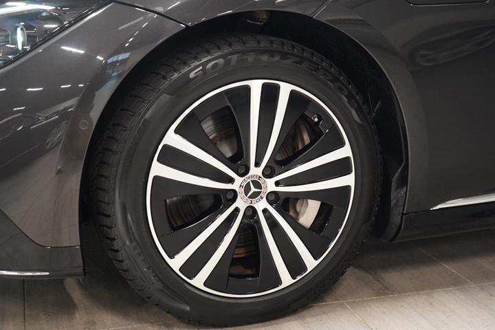 Sort Mercedes EQE350 fra 2024