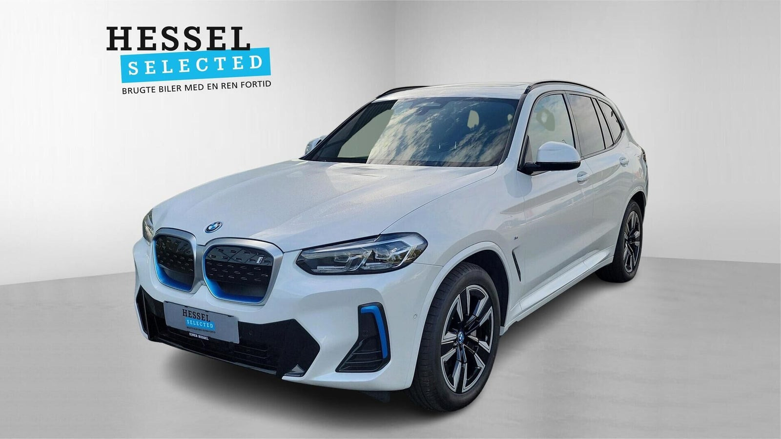 Hvid BMW iX3 fra 2022 set udefra