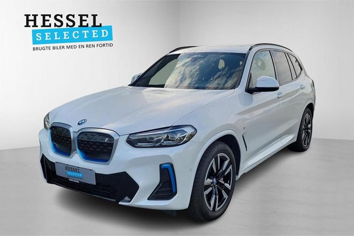 Hvid BMW iX3 fra 2022 set udefra