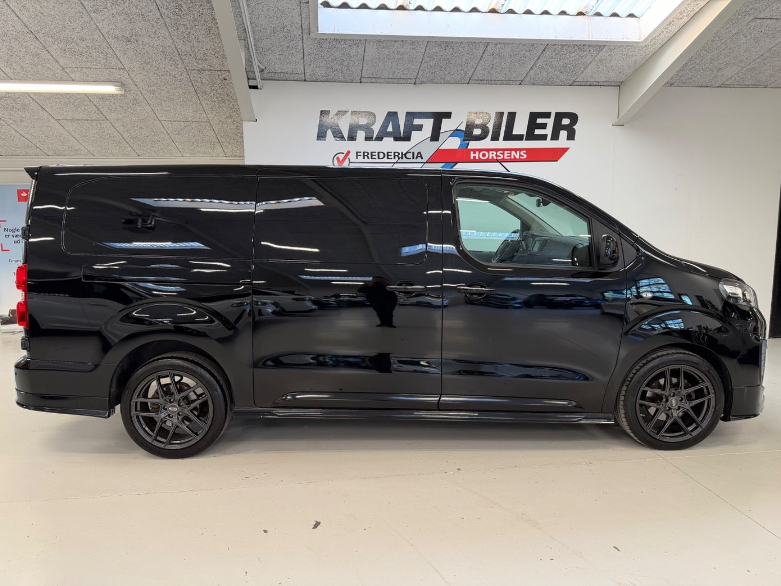 Sort Opel Vivaro fra 2021
