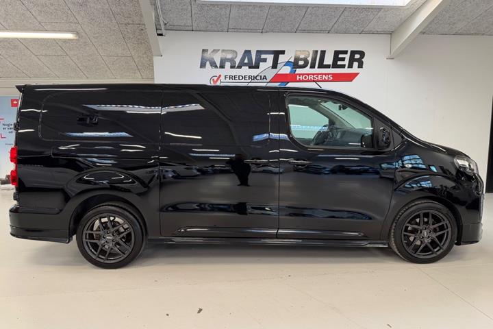 Sort Opel Vivaro fra 2021