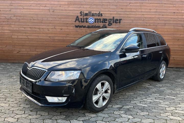 Sort Skoda Octavia fra 2014 set udefra