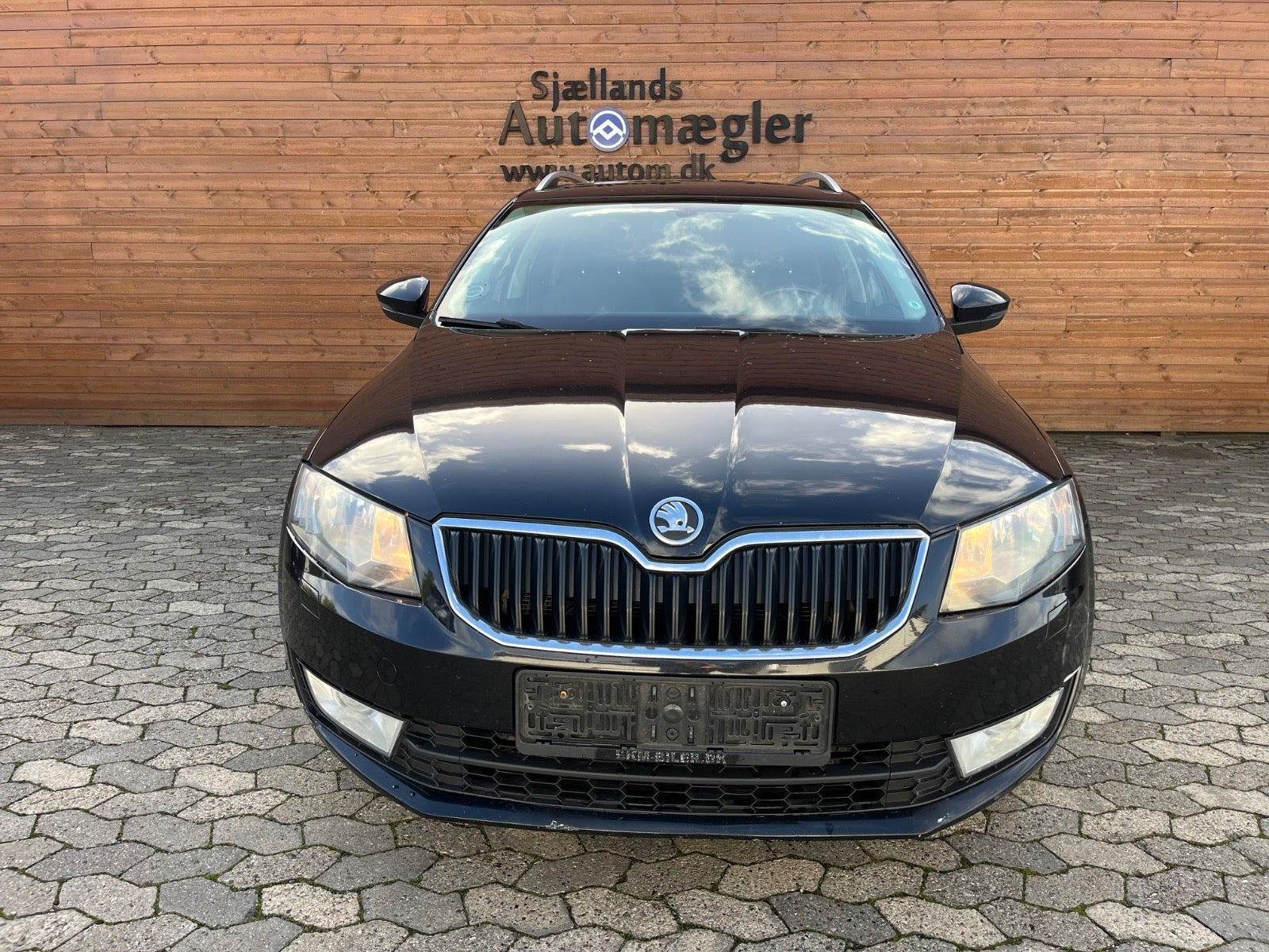 Sort Skoda Octavia fra 2014