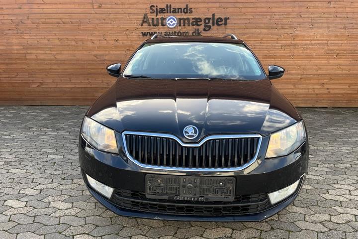 Sort Skoda Octavia fra 2014