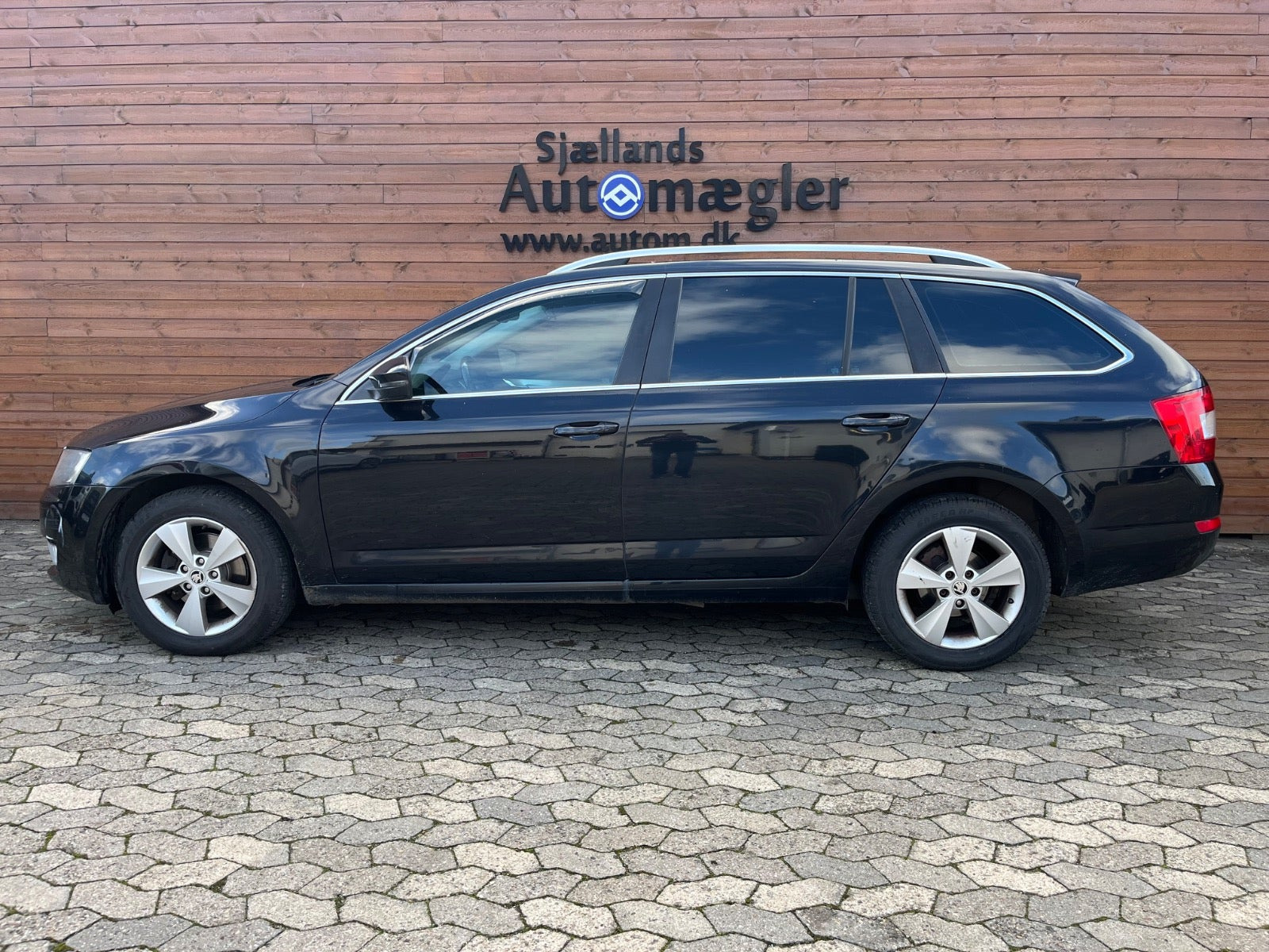 Sort Skoda Octavia fra 2014
