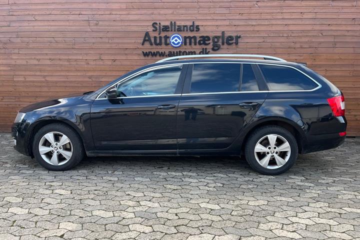 Sort Skoda Octavia fra 2014