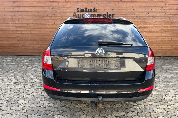 Sort Skoda Octavia fra 2014