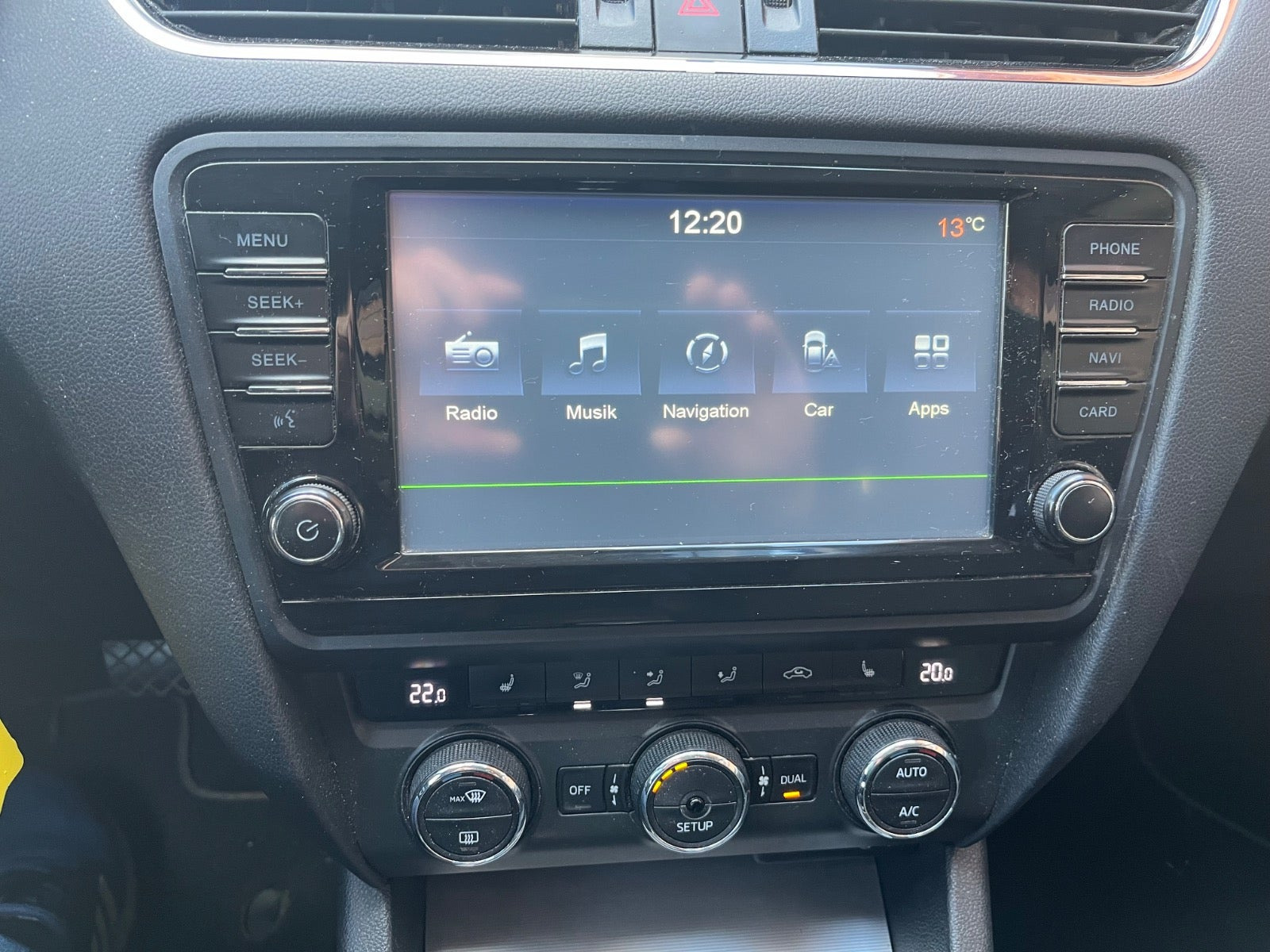 Sort Skoda Octavia fra 2014