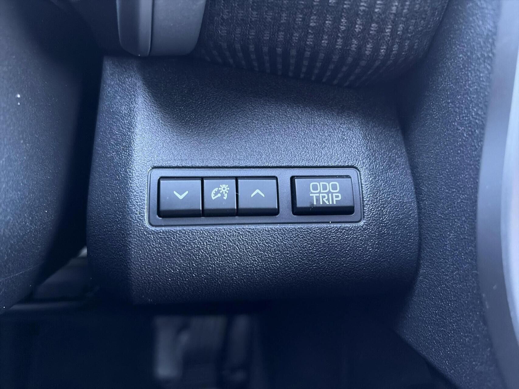 Grå Toyota BZ4X fra 2025
