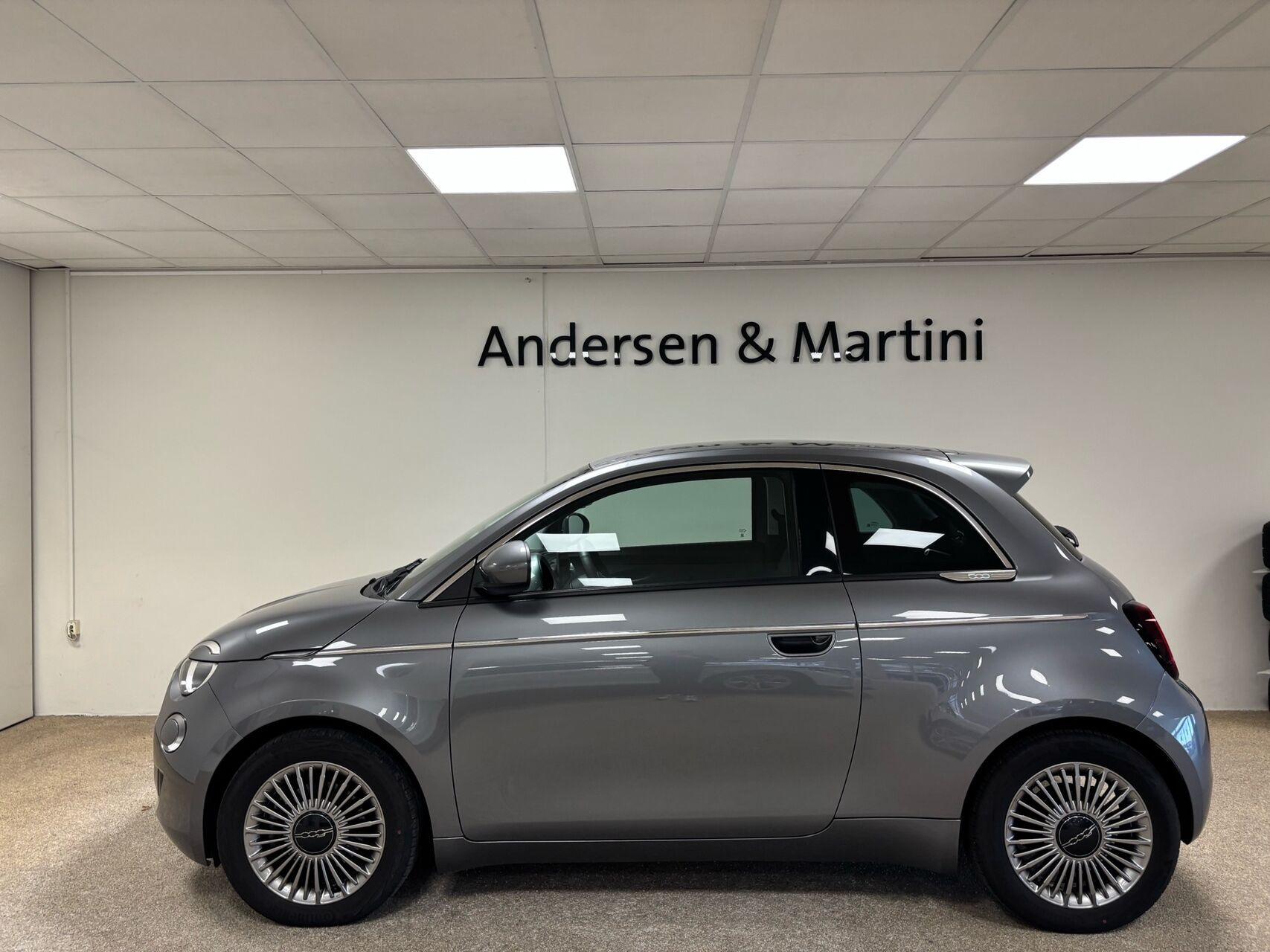 Grå Fiat 500e fra 2023