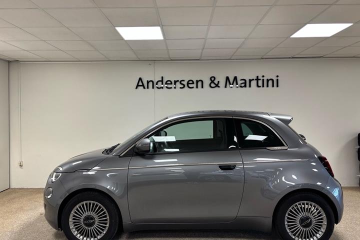 Grå Fiat 500e fra 2023