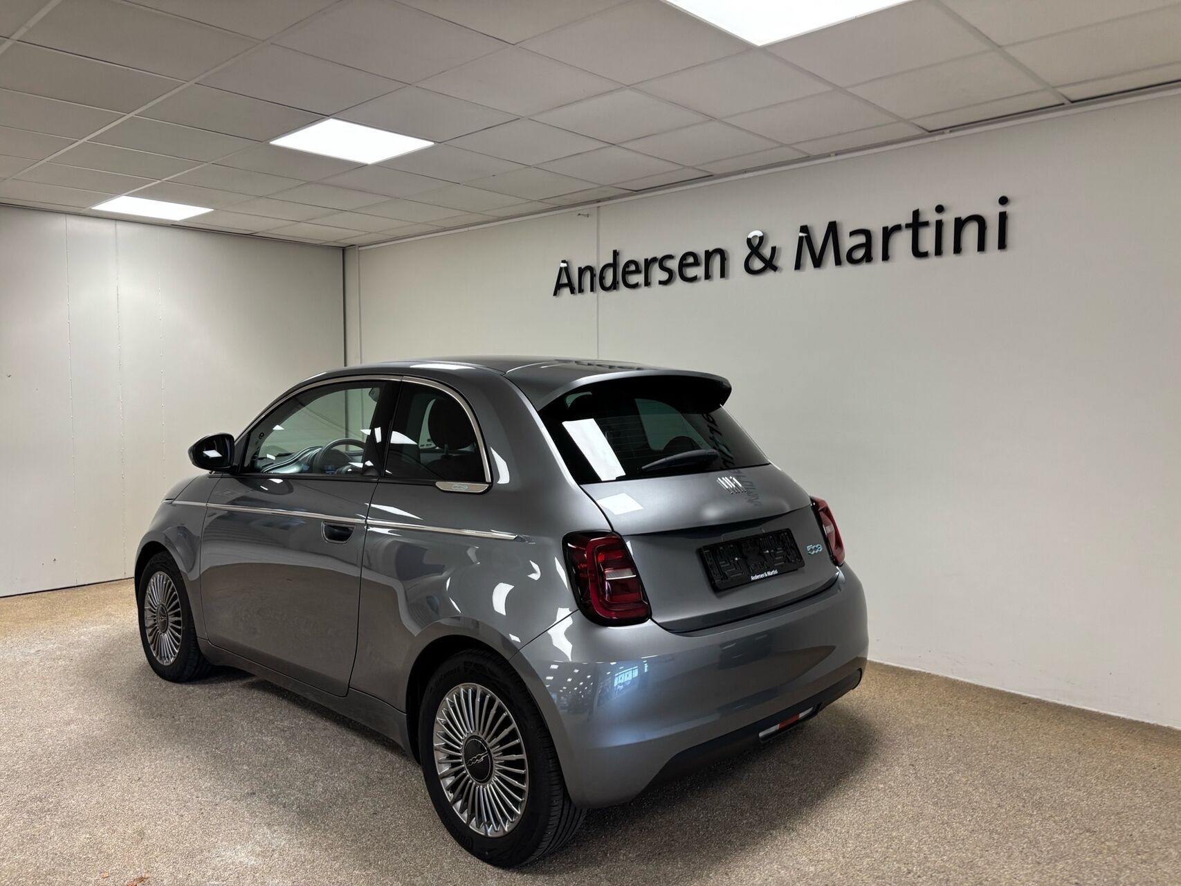 Grå Fiat 500e fra 2023