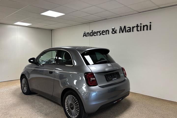 Grå Fiat 500e fra 2023