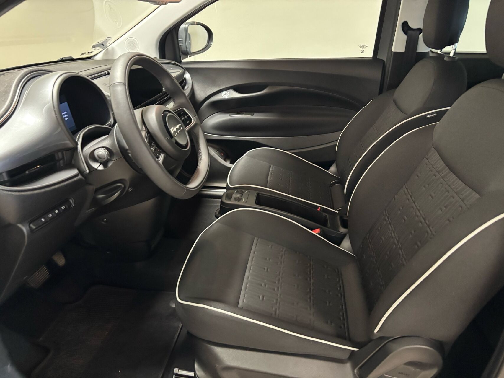Grå Fiat 500e fra 2023