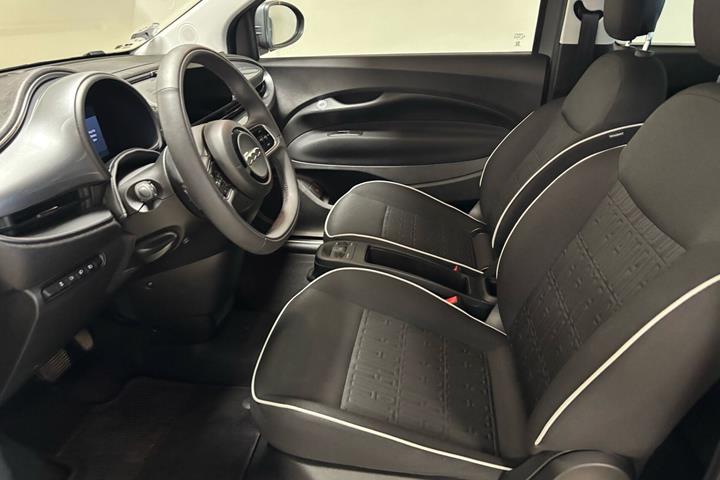 Grå Fiat 500e fra 2023