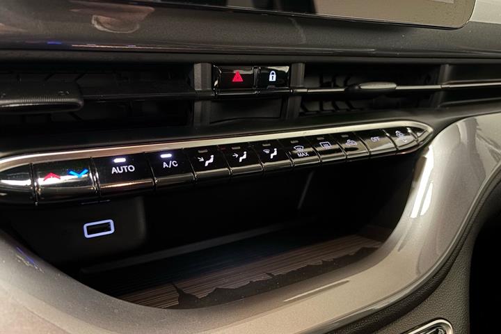 Grå Fiat 500e fra 2023