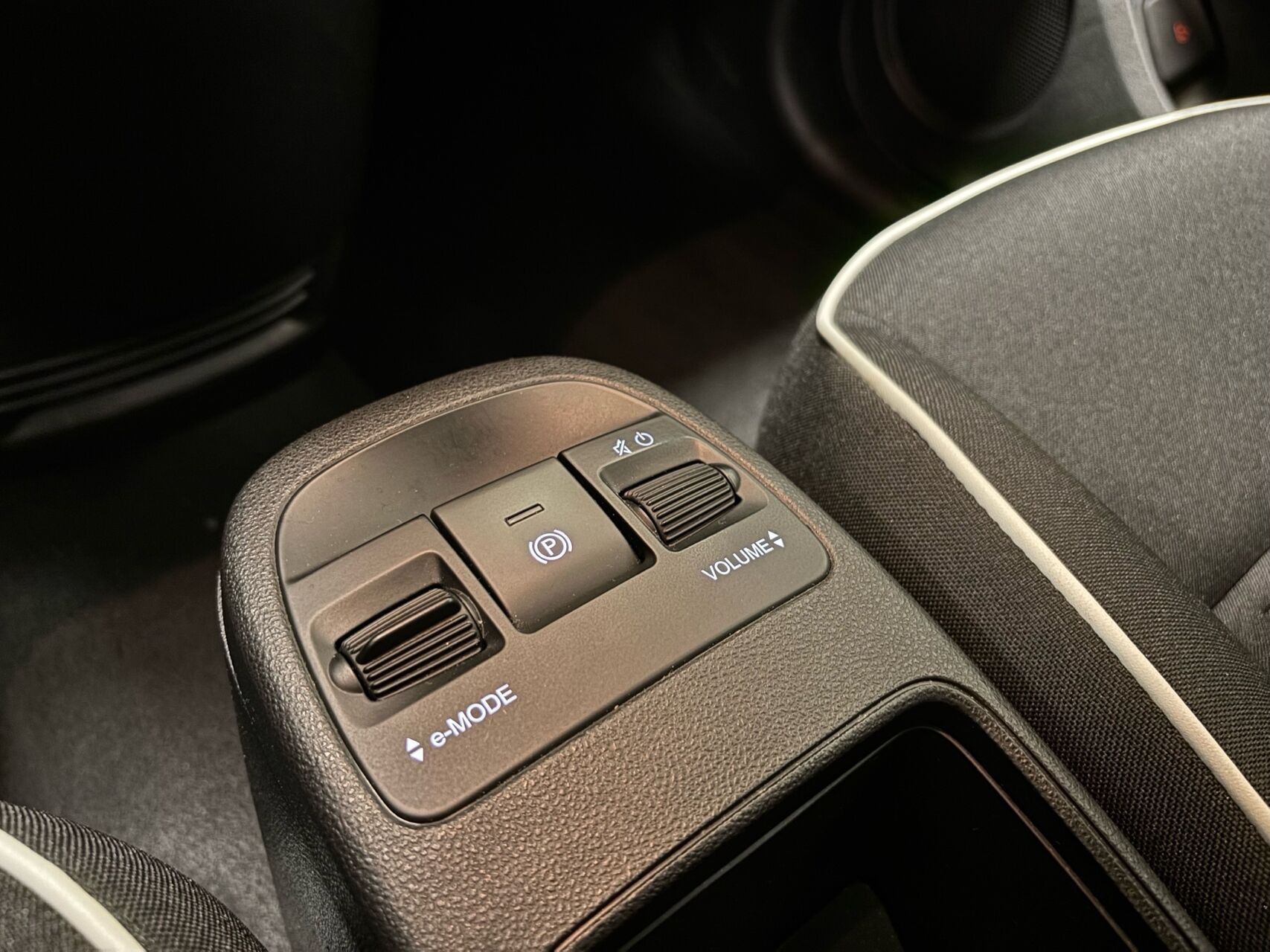 Grå Fiat 500e fra 2023