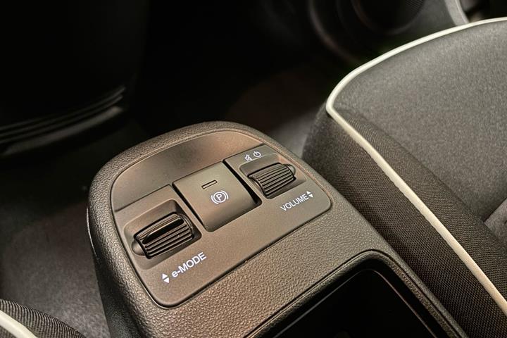 Grå Fiat 500e fra 2023
