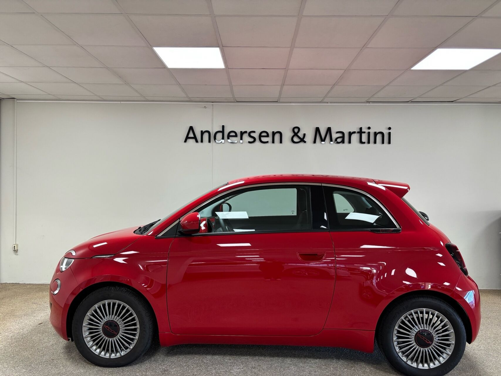 Rød Fiat 500e fra 2023