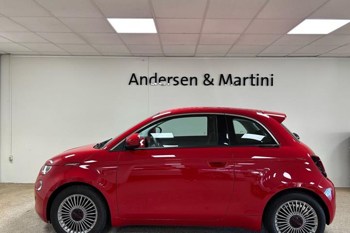 Rød Fiat 500e fra 2023