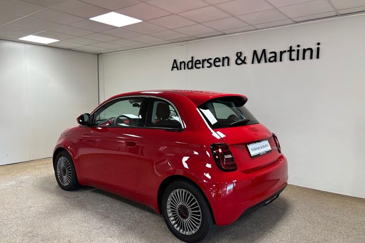 Rød Fiat 500e fra 2023