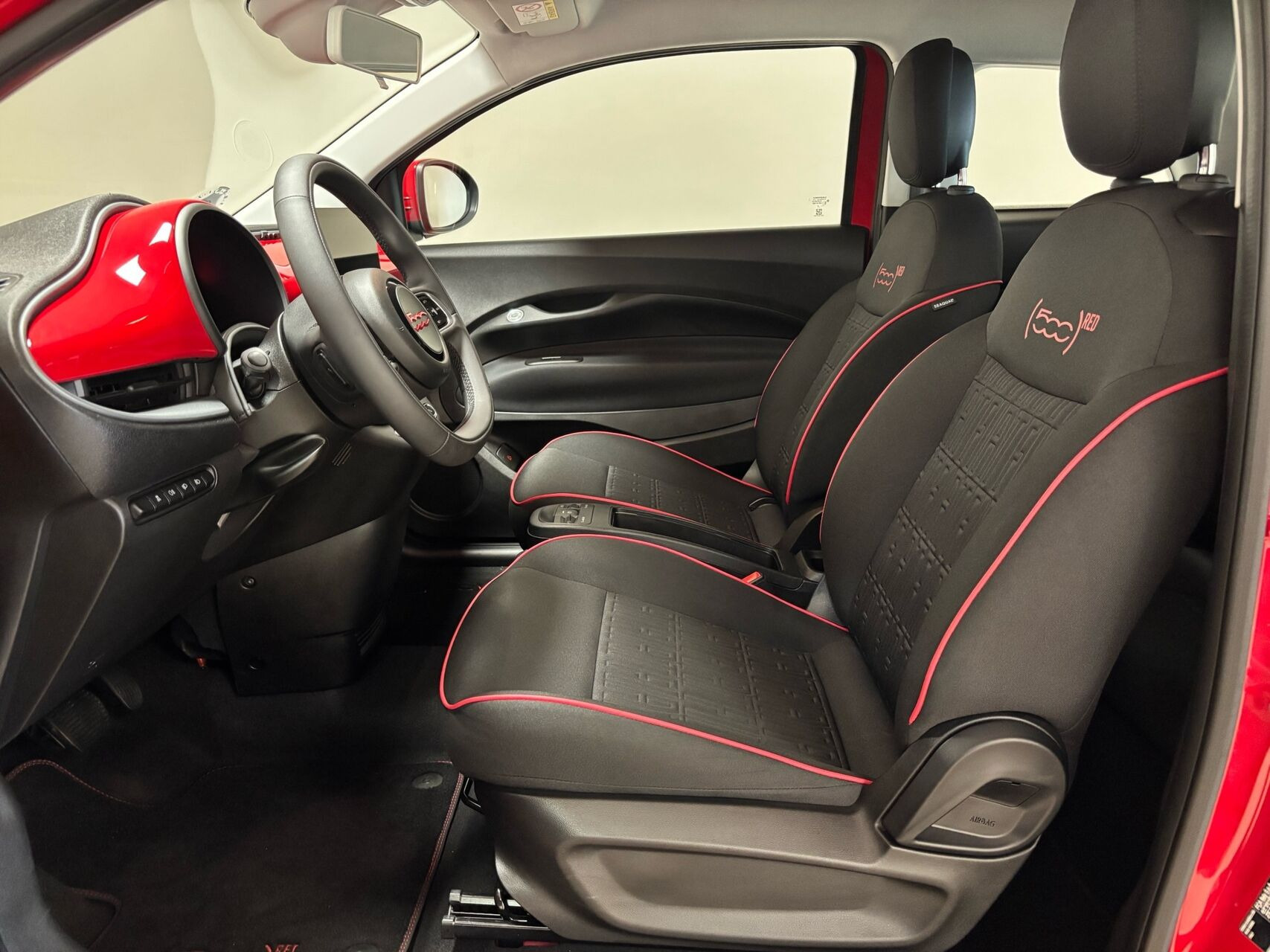 Rød Fiat 500e fra 2023