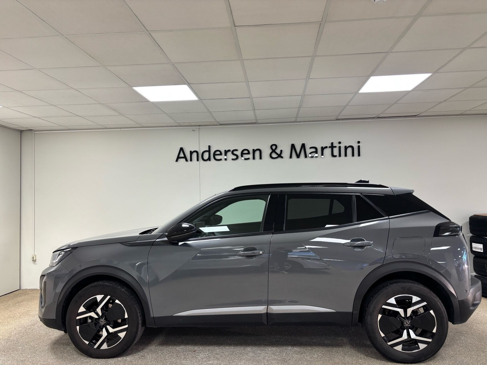 Grå Peugeot 2008 fra 2024