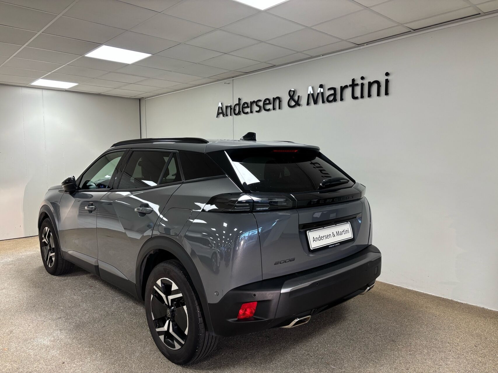 Grå Peugeot 2008 fra 2024