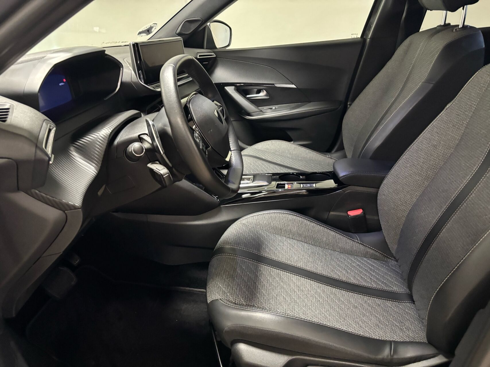 Grå Peugeot 2008 fra 2024
