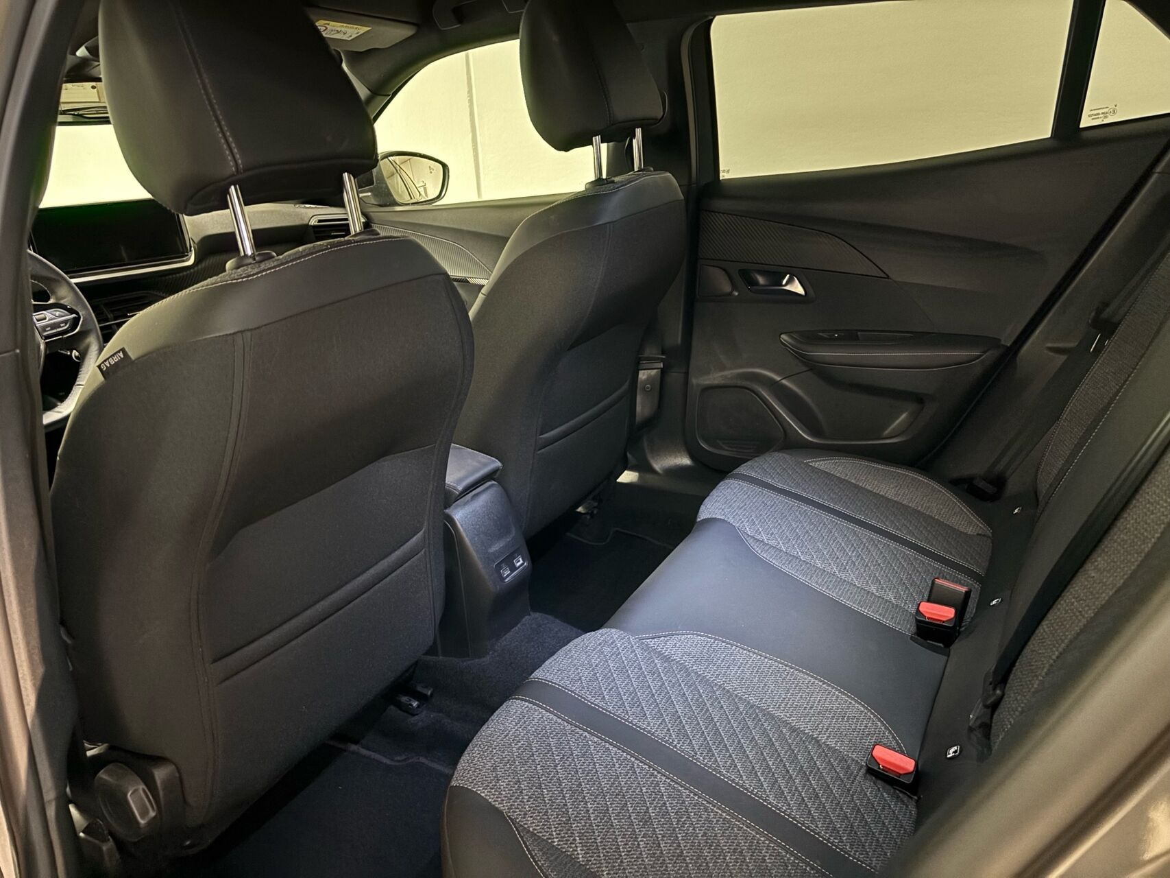 Grå Peugeot 2008 fra 2024