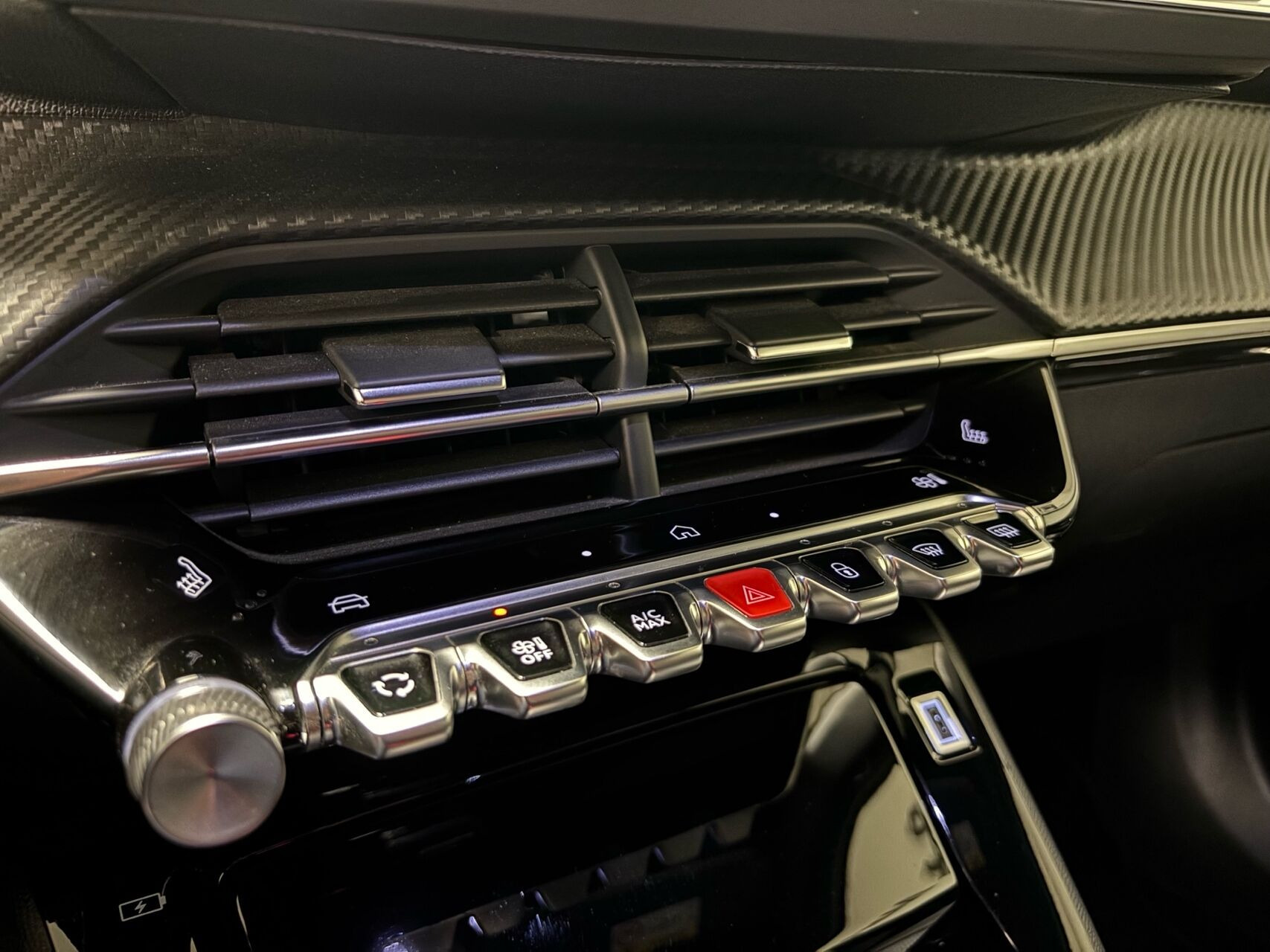 Grå Peugeot 2008 fra 2024