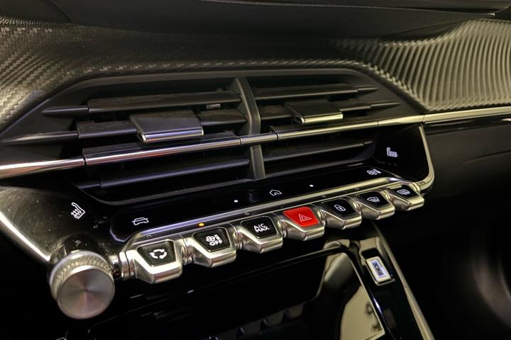 Grå Peugeot 2008 fra 2024