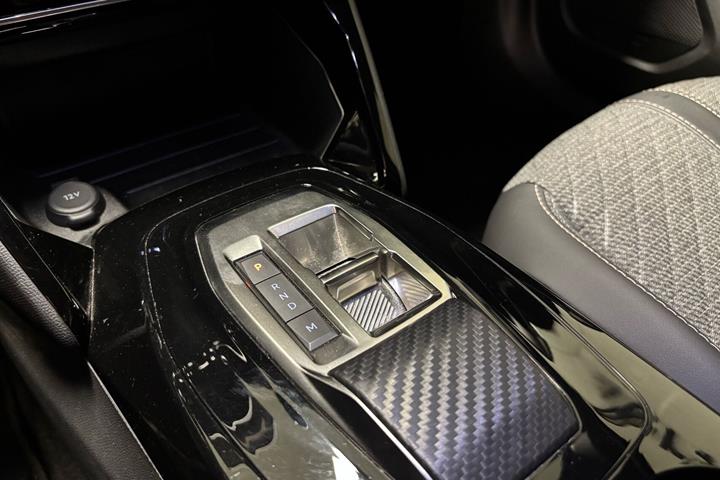 Grå Peugeot 2008 fra 2024